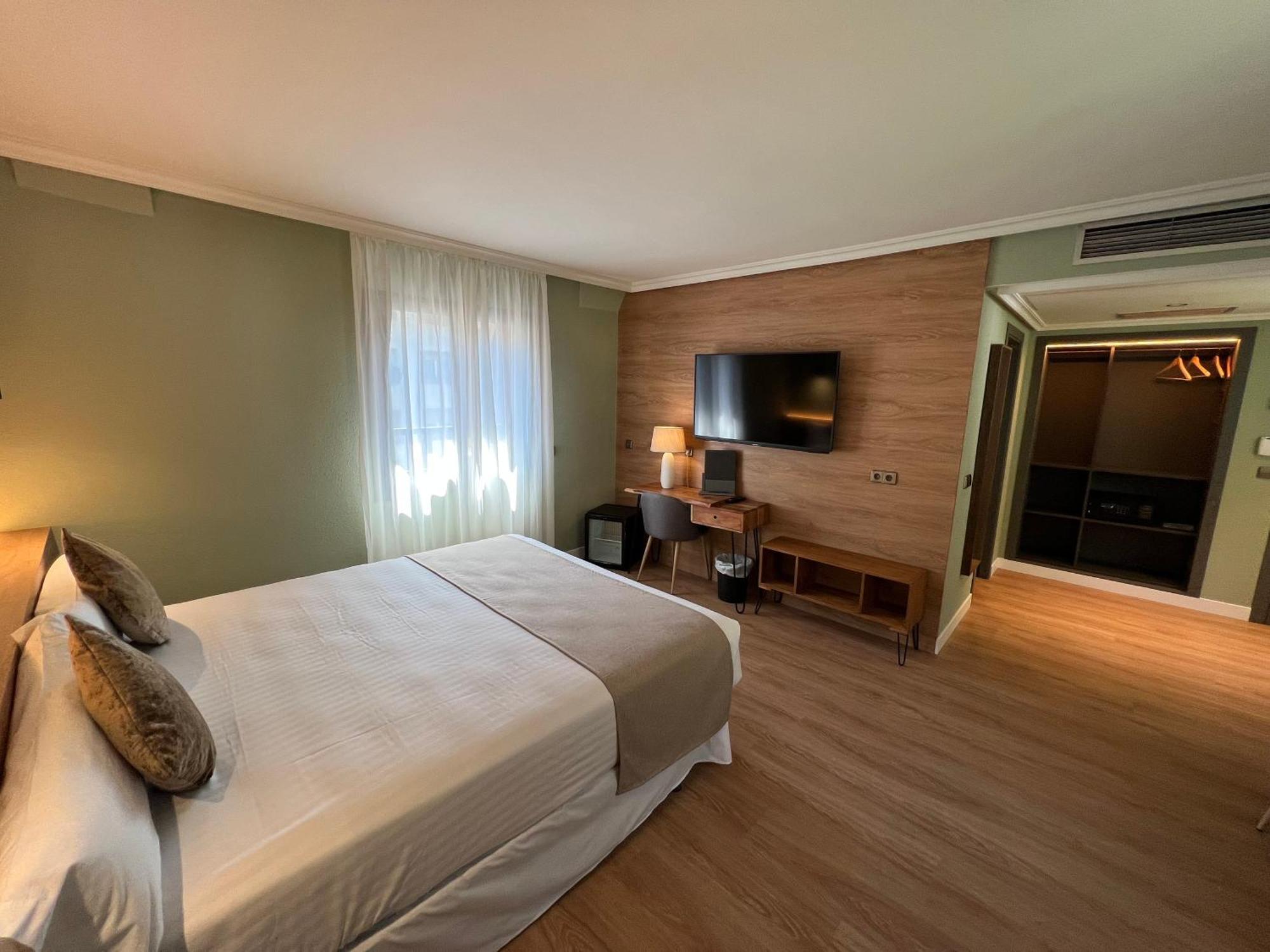 Yomo Imperial Hotel ซานต์จูเลีย เด โลเรีย ภายนอก รูปภาพ