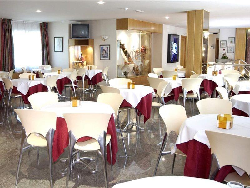 Yomo Imperial Hotel ซานต์จูเลีย เด โลเรีย ภายนอก รูปภาพ