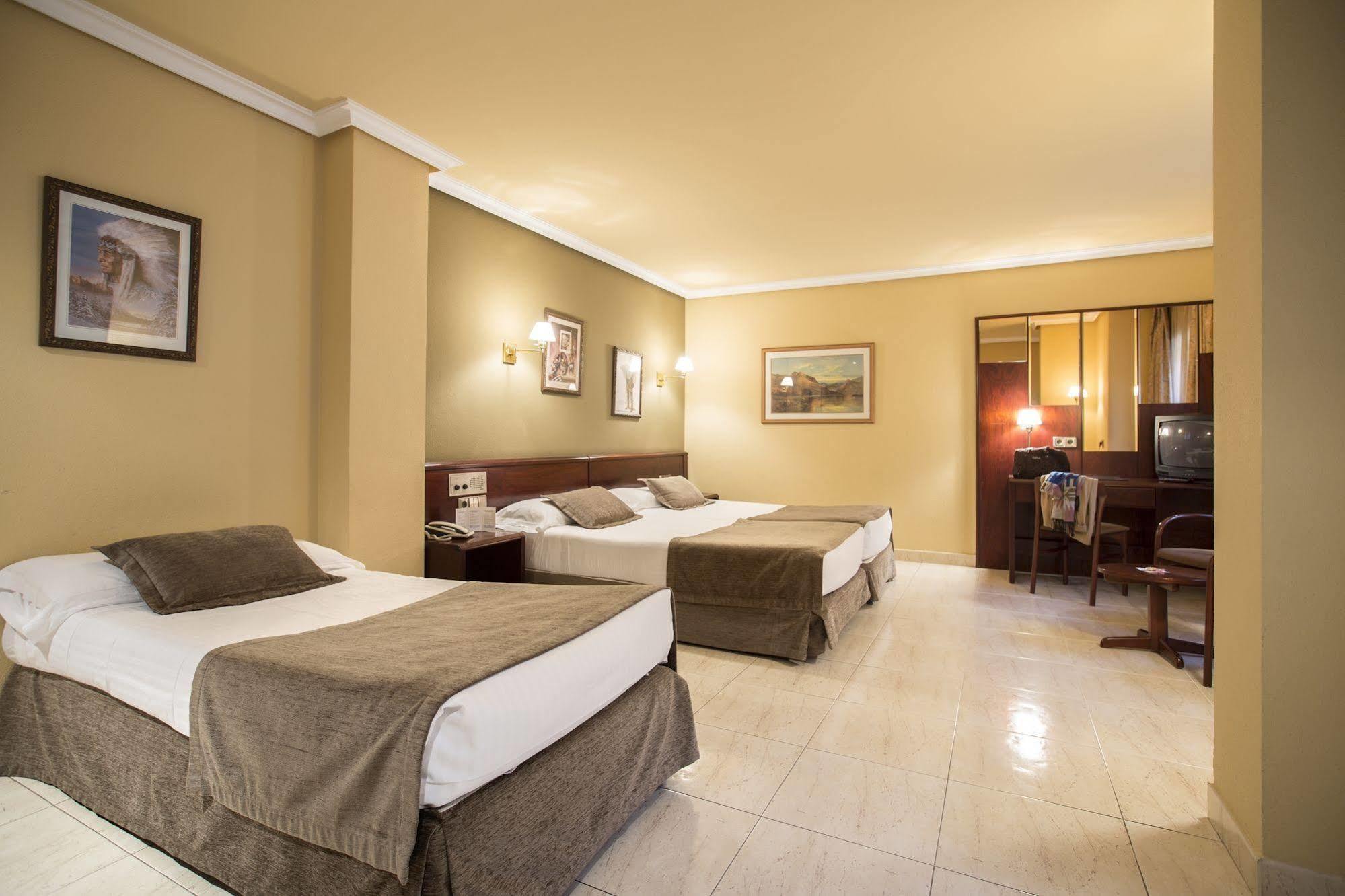 Yomo Imperial Hotel ซานต์จูเลีย เด โลเรีย ภายนอก รูปภาพ