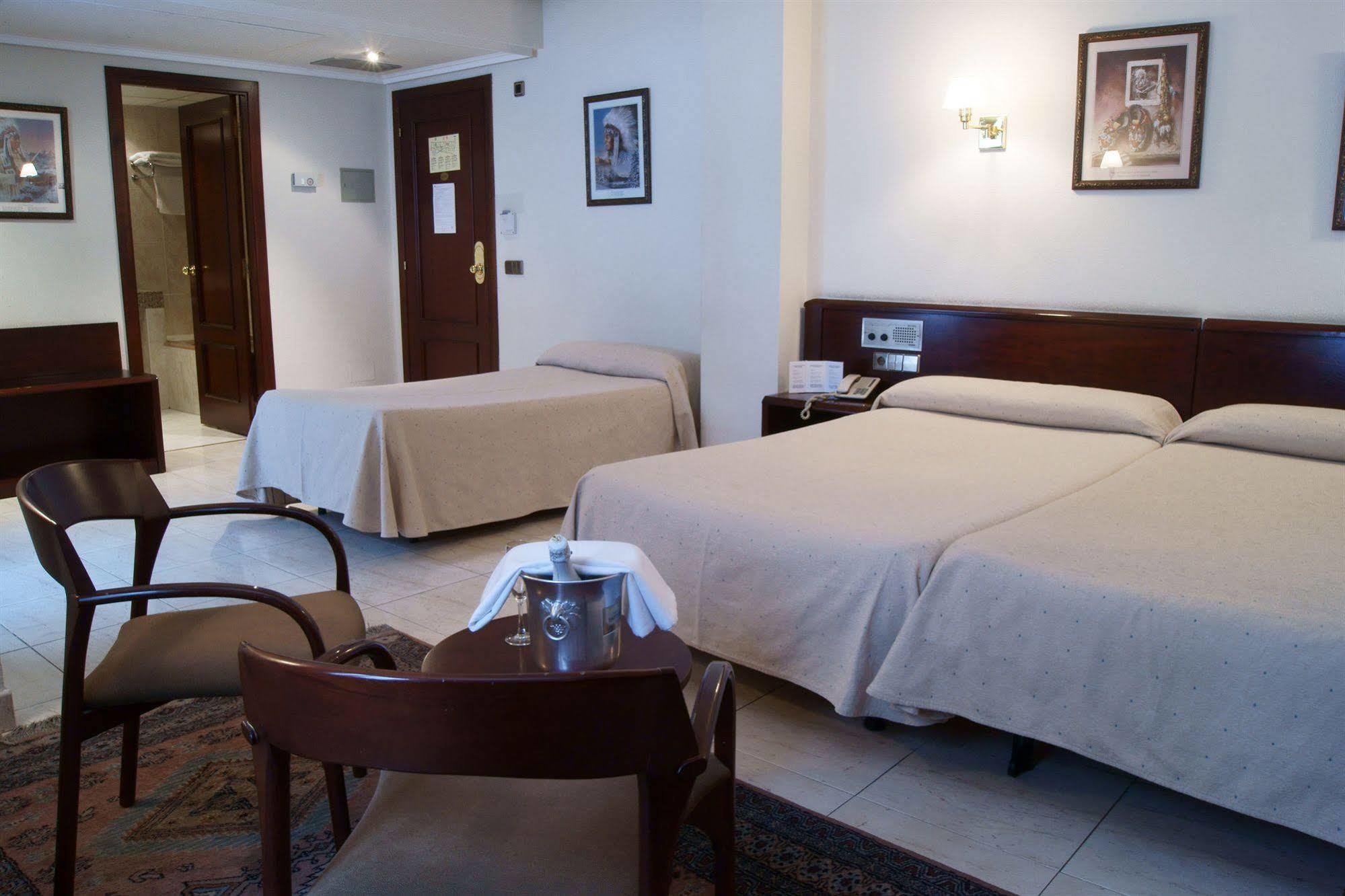 Yomo Imperial Hotel ซานต์จูเลีย เด โลเรีย ภายนอก รูปภาพ